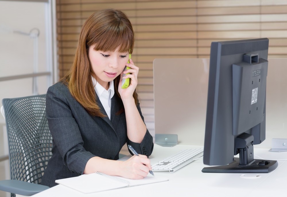 電話応対の女性