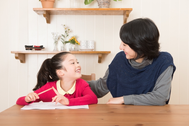 吃音の子と話すお母さんの画像